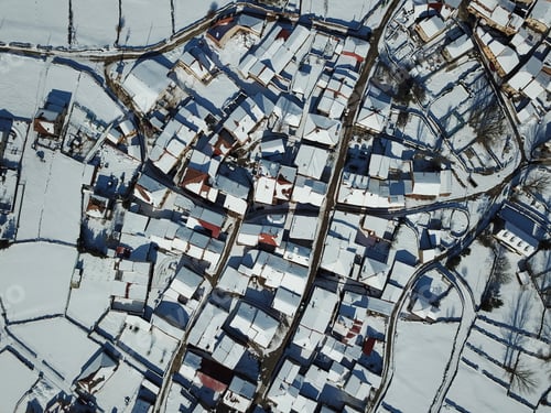 Vista previa: Aerial view of a small village after a heavy snowfall in Guadalajara, Spain