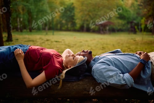 Preview: Young relaxed couple enjoying a day in nature.