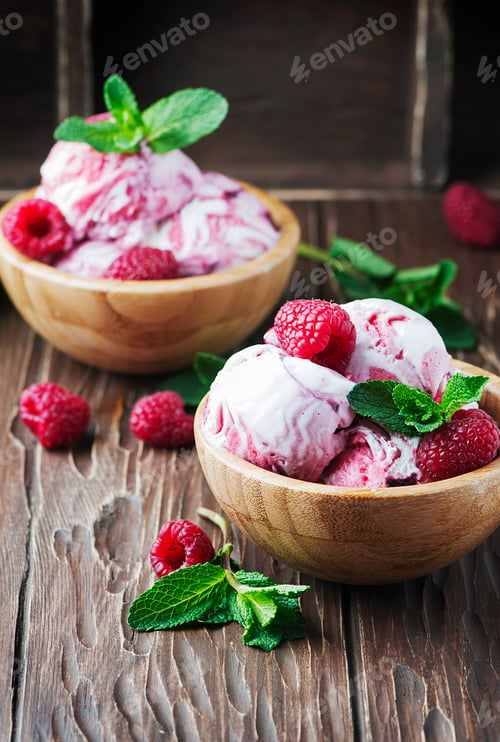 Preview: Delicious ice-cream witn mint and raspberry