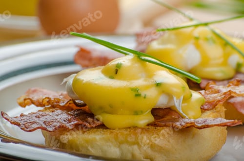 Preview: Eggs bvenedict with chives