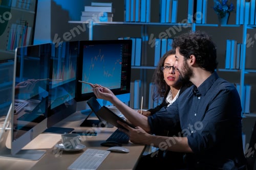 Preview: business men and women who are working hard Working late into the night