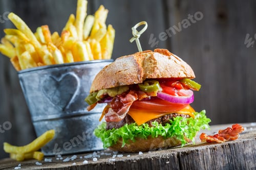 Preview: Chips and spicy hamburger made of onion, tomato and lettuce
