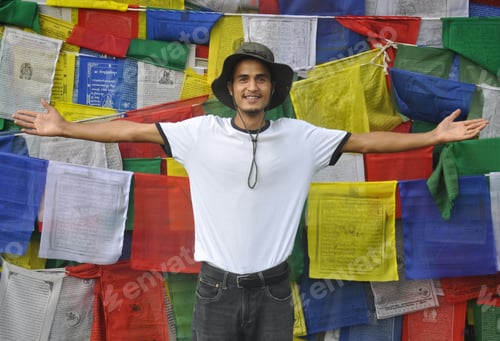 Preview: Photo of a Indian male tourist looking at camera with spreading hands