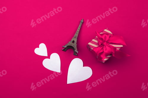 Preview: Valentines day greeting card. gift box on red table. Top view with copy space