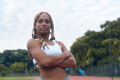 Preview: Portrait of a sporty African woman on the running track