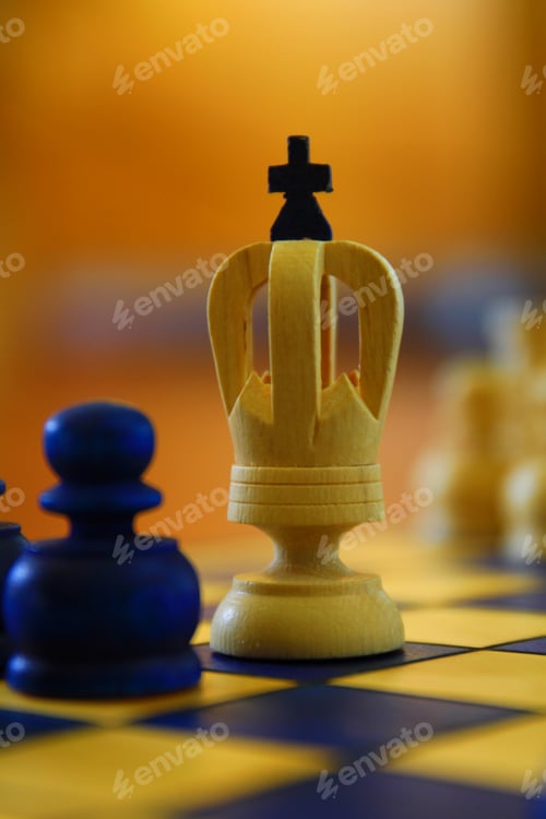 Preview: Closeup of the king and a pawn on the wooden chessboard