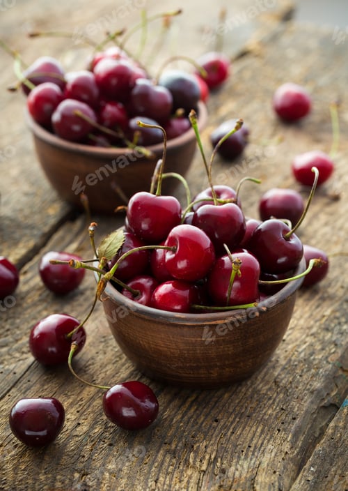 Preview: Ripe cherries in a clay bowl on a wooden background