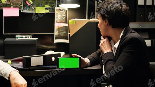 Preview: Criminal investigators with greenscreen