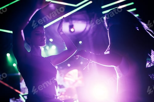 Preview: Picture of dancing people at music festival