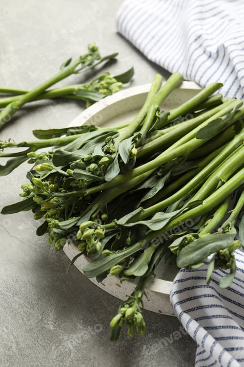 Preview: Tray with broccolini and napkin on gray background