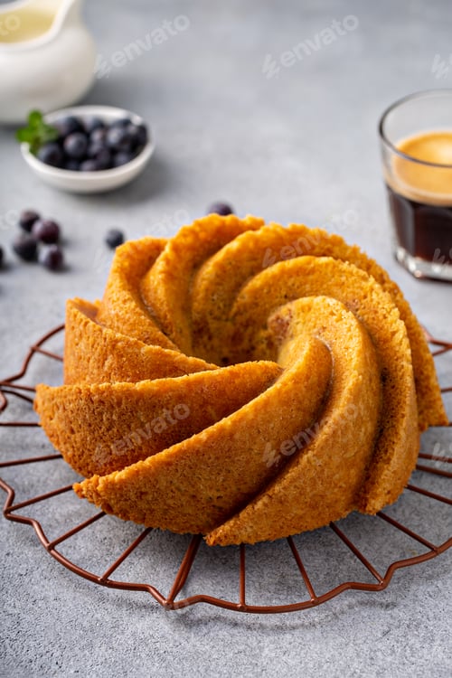 Preview: Bundt cake with coffee and blueberries