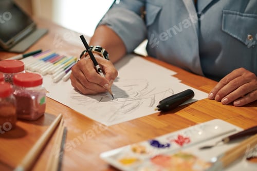 Preview: Creative Woman Drawing Pictures