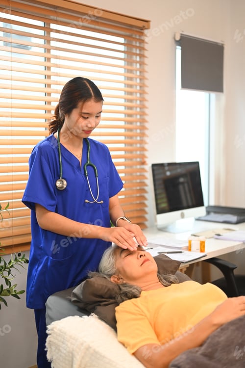 Preview: Elderly woman having Reiki healing treatment with therapist in clinic. Alternative medicine concept