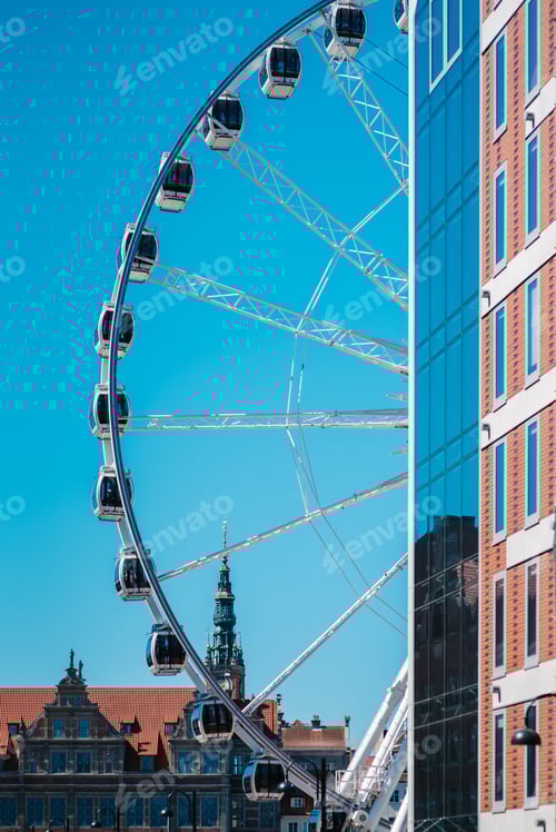 Visualização: Roda gigante contra o céu azul