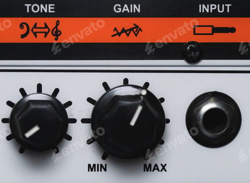 Preview: Closeup shot of an amplifier with options minimum and maximum