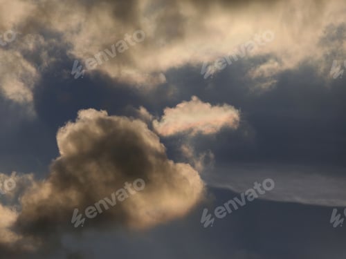 Vista previa: Nubes oscuras en el cielo: fotografía de algunas nubes grises y blancas al final de la tarde en un cielo azul