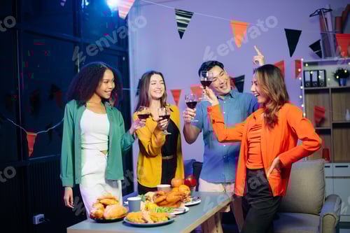 Visualização: Comemoração com amigos desfrutando de comidas, bebidas e risadas em uma animada festa em casa.