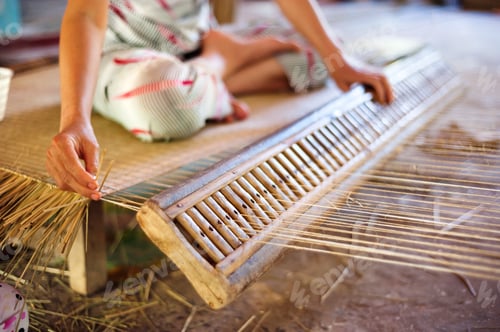 Preview: Vietnamese woman weaving a mat