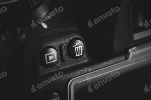 Preview: Image of erase button on the camera close-up