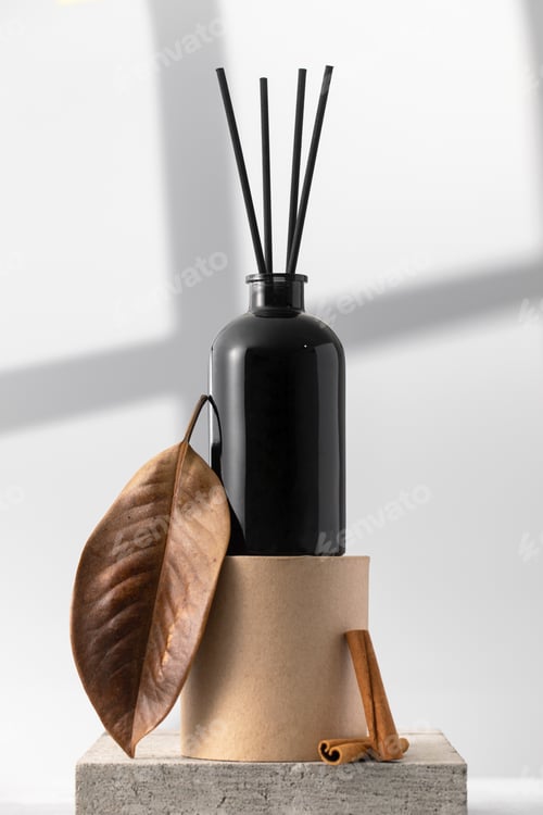 Preview: Bamboo sticks in a black bottle with cinnamon-scented room perfume. Diffuser with fragrance for home