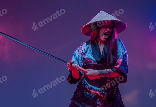 Preview: Screaming woman samurai in fight pose with katana