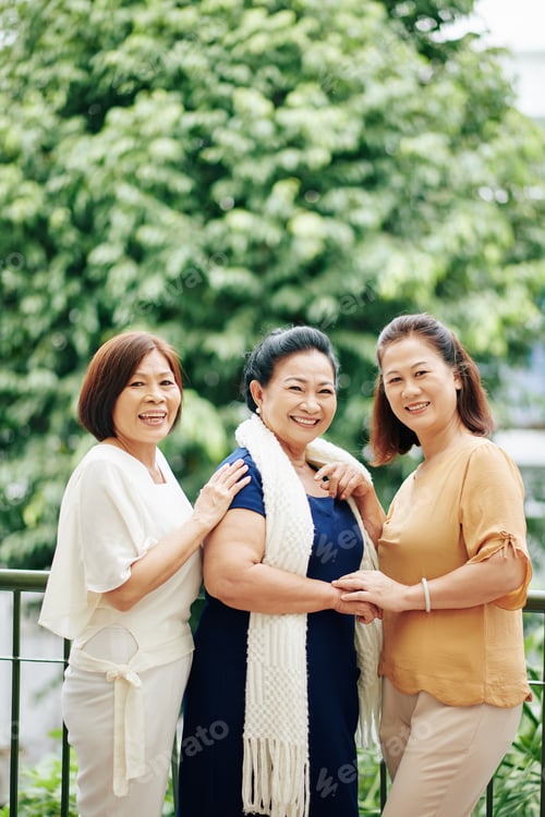 Preview: Positive mature friends