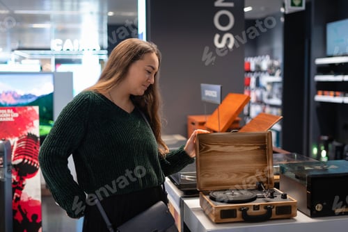 Preview: Female client examining turntable in suitcase