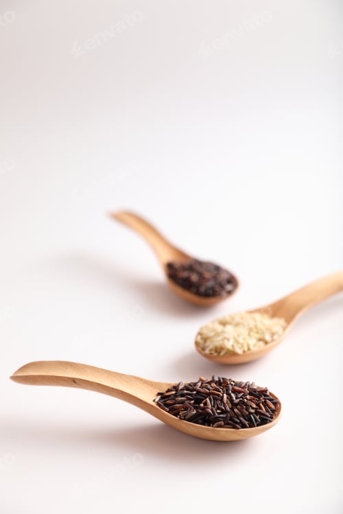 Vista previa: Organic Raw Brown Rice And Riceberry Rice On Spoon In Close Up