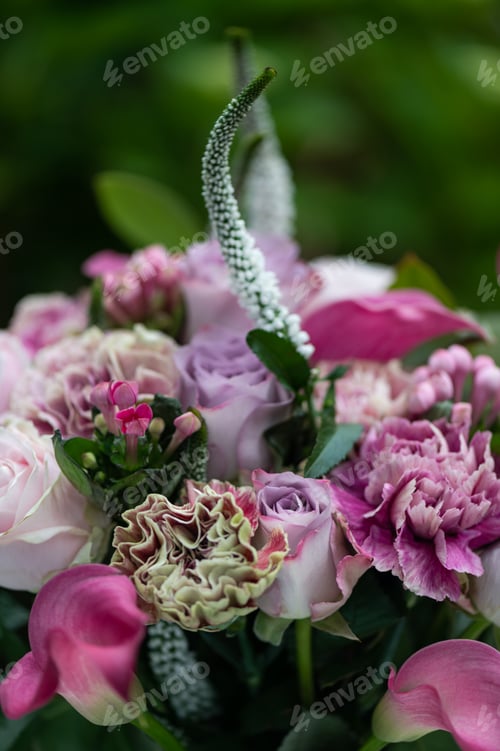 Preview: Bouquet from roses and cala lilies