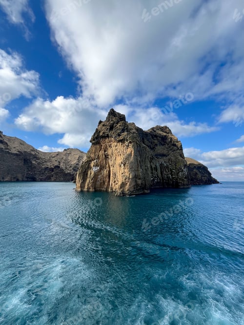 Preview: Island surrounded by land and water