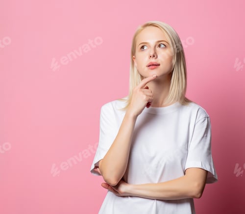 Preview: Blonde woman in white moch-up tshirt on pink background