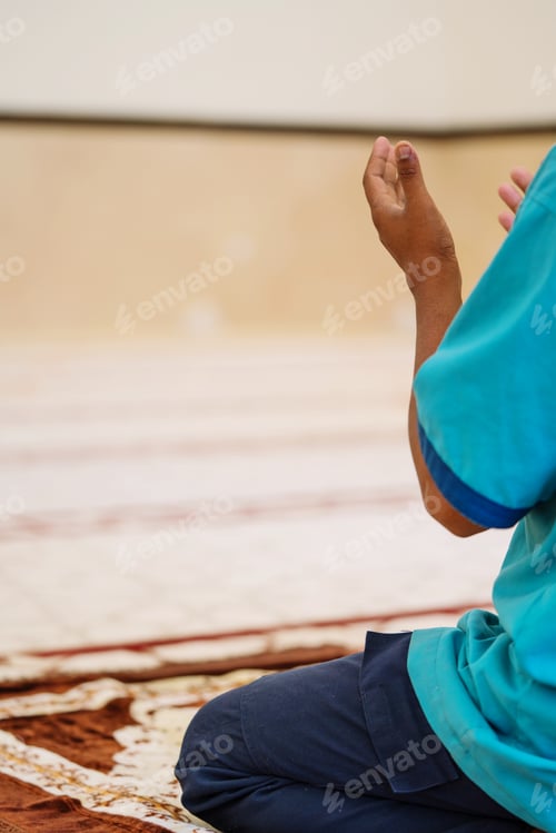 Preview: Hands of the Muslim man praying in the mosque