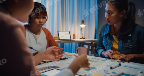 Visualização: Debate de estatísticas de análise de planos de reuniões de empresários asiáticos em close-up.