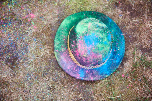 Preview: Hat with colour powder on the grass