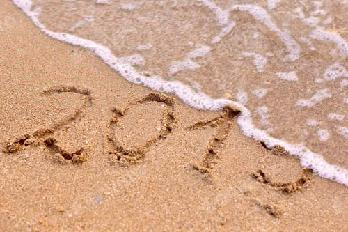 Visualização: A onda do mar está quase cobrindo os números de 2019 como um símbolo do ano que passa