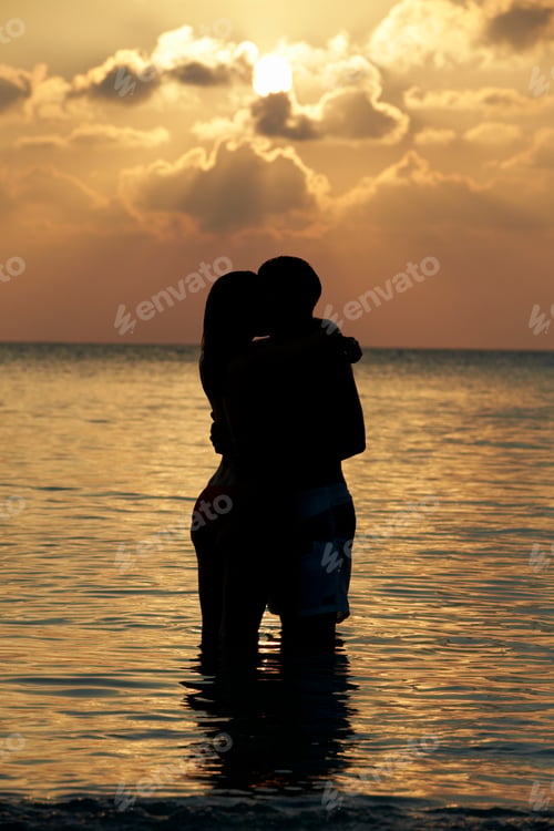 Preview: Silhouette Of Romantic Couple Standing In Sea