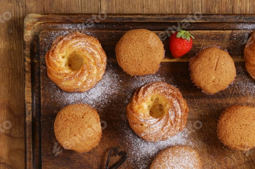 Preview: muffins with strawberries and powdered sugar