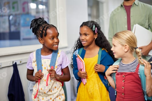 Visualização: Três alunas no corredor da escola conversando umas com as outras