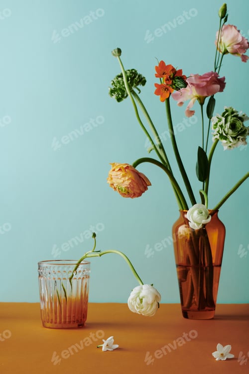 Preview: Fresh Flowers In Glass And Vase