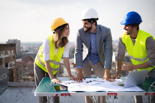 Visualização: Projeto de reunião de arquitetos, gerentes de negócios e engenheiros no canteiro de obras