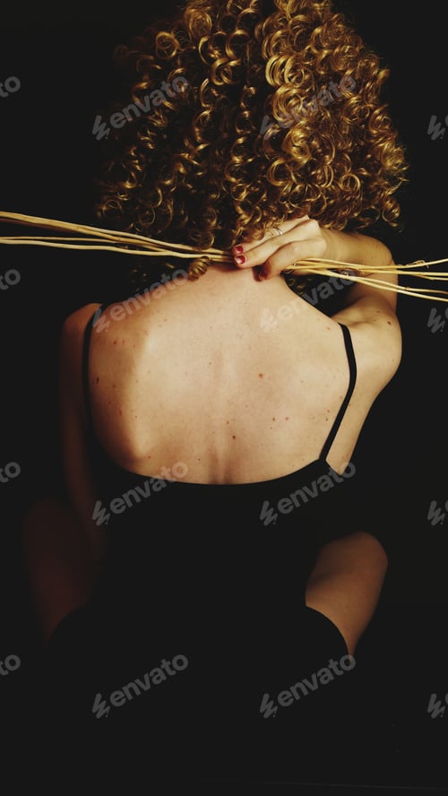 Preview: Elegant portrait of a young blonde woman