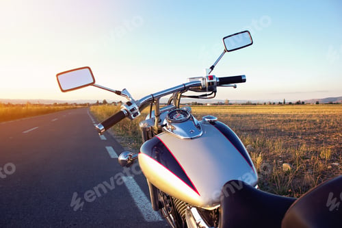 Visualização: Chopper on the road in sunset.