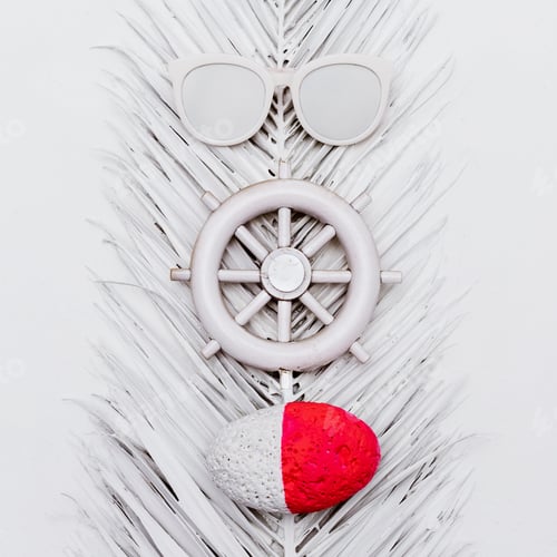 Preview: Vacation accessories. Glasses and the sea. White paint. Minimal