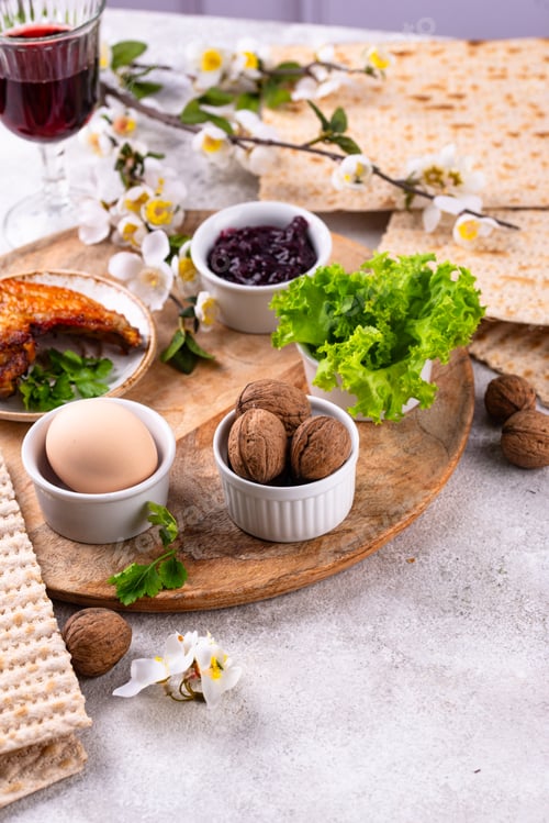 Vista previa: Traditional Passover Seder plate with symbolic foods. Symbolic of Jewish holiday Pesah.