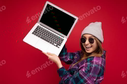 Visualização: Perfil lateral Foto tirada de uma jovem loira escura sorrindo, louca, linda, sorrindo, segurando o computador