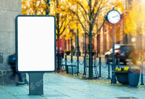 Visualização: Maquete de outdoor vertical em branco na rua da cidade em um dia brilhante e vibrante de outono