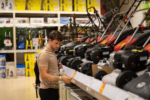 Preview: Client in store with electric gardening tools