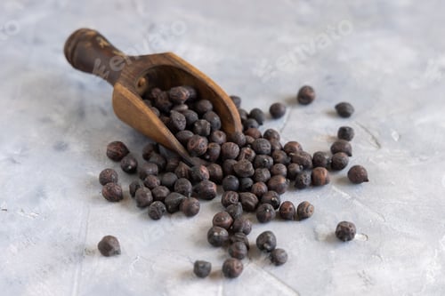 Preview: Black chickpea on the wooden scoop closeup