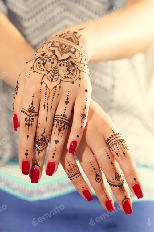 Preview: Red manicured hands with Mehndi