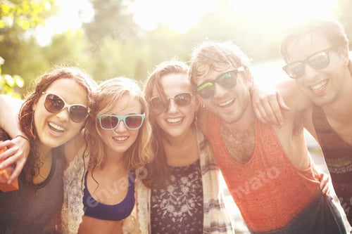 Preview: Friends having fun in the summer sunshine